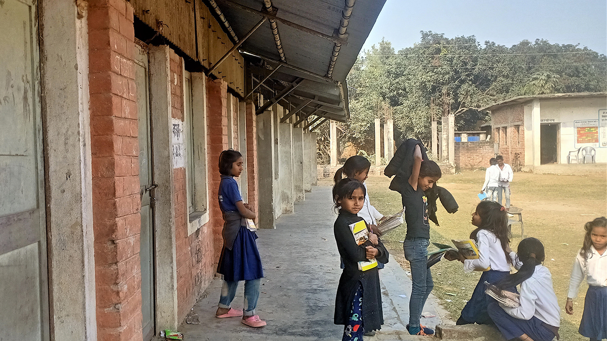 सप्तरीमा डेढ सय विद्यार्थी एउटै कक्षामा 